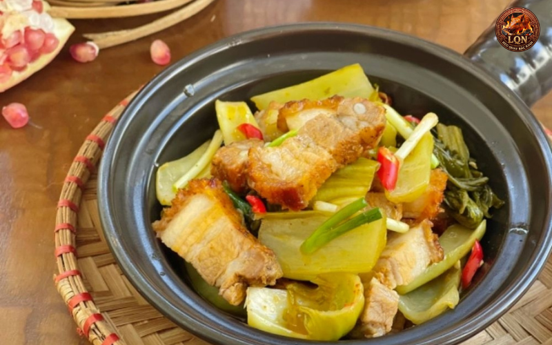 Heo Quay Kho Cải Chua (Hoặc Dưa Chua)
