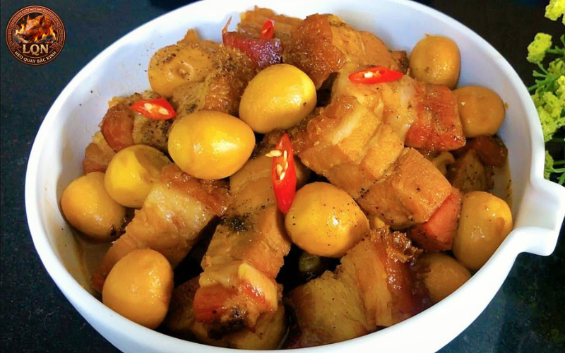 Heo Quay Kho Trứng Cút/Trứng Gà