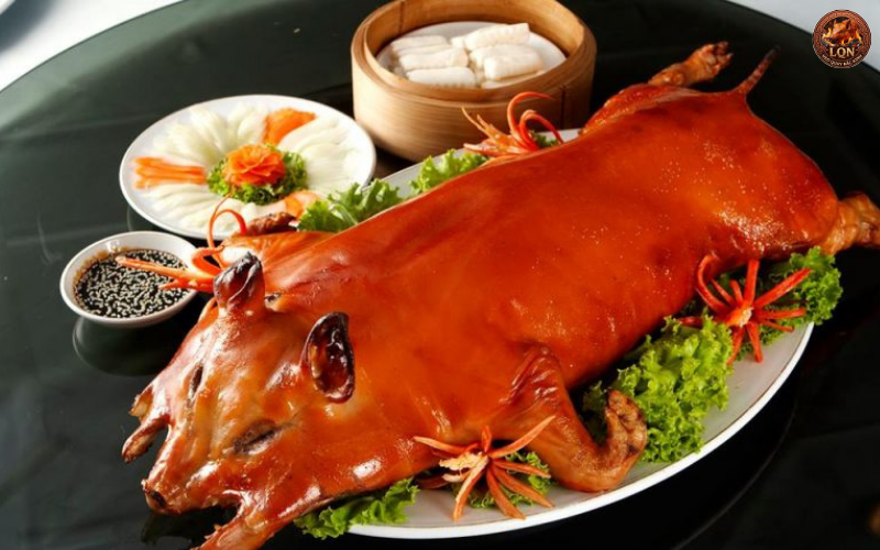 Ý nghĩa của heo quay nguyên con trong tiệc tất niên